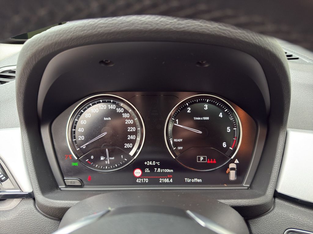 BMW X1 sDrive18d ADVANTAGE LED NAVI PANO PDC SHZ 17" foto 12