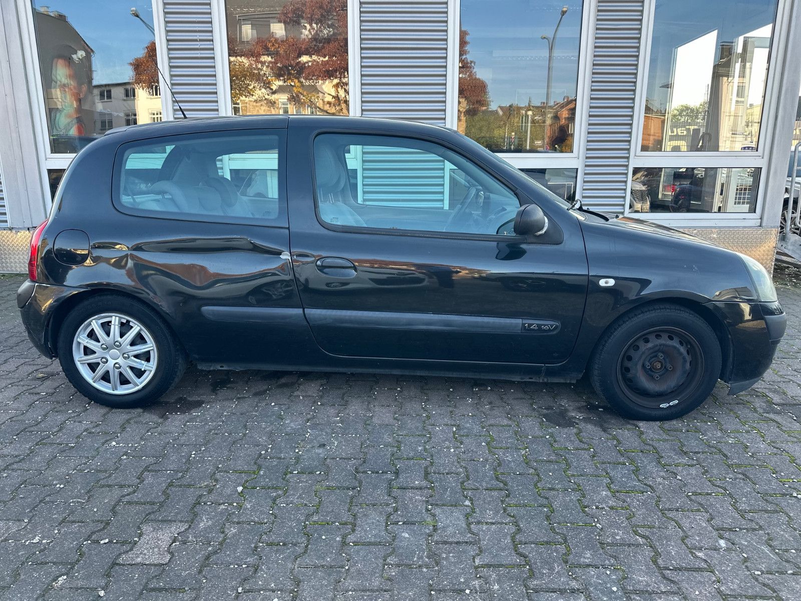 Fahrzeugabbildung Renault CLIO II EXPRESSION*AUTOM.+MOD.2004+KLIMAAUTOM.*