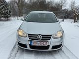 Volkswagen Jetta 1.6 FSI Comfortline TÜV NEU - Volkswagen Jetta mit Benzin-Antrieb: Limousine, Schaltgetriebe
