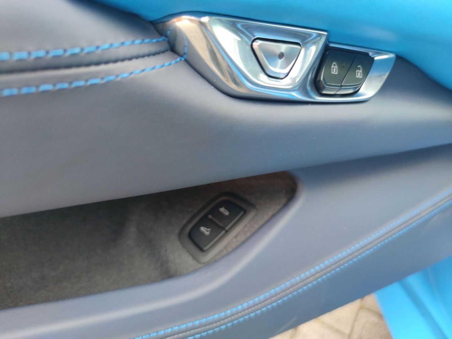 Fahrzeugabbildung Corvette C8 Stingray Cabrio 3LT 6.2 V8-Voll-Lift-Magnetic