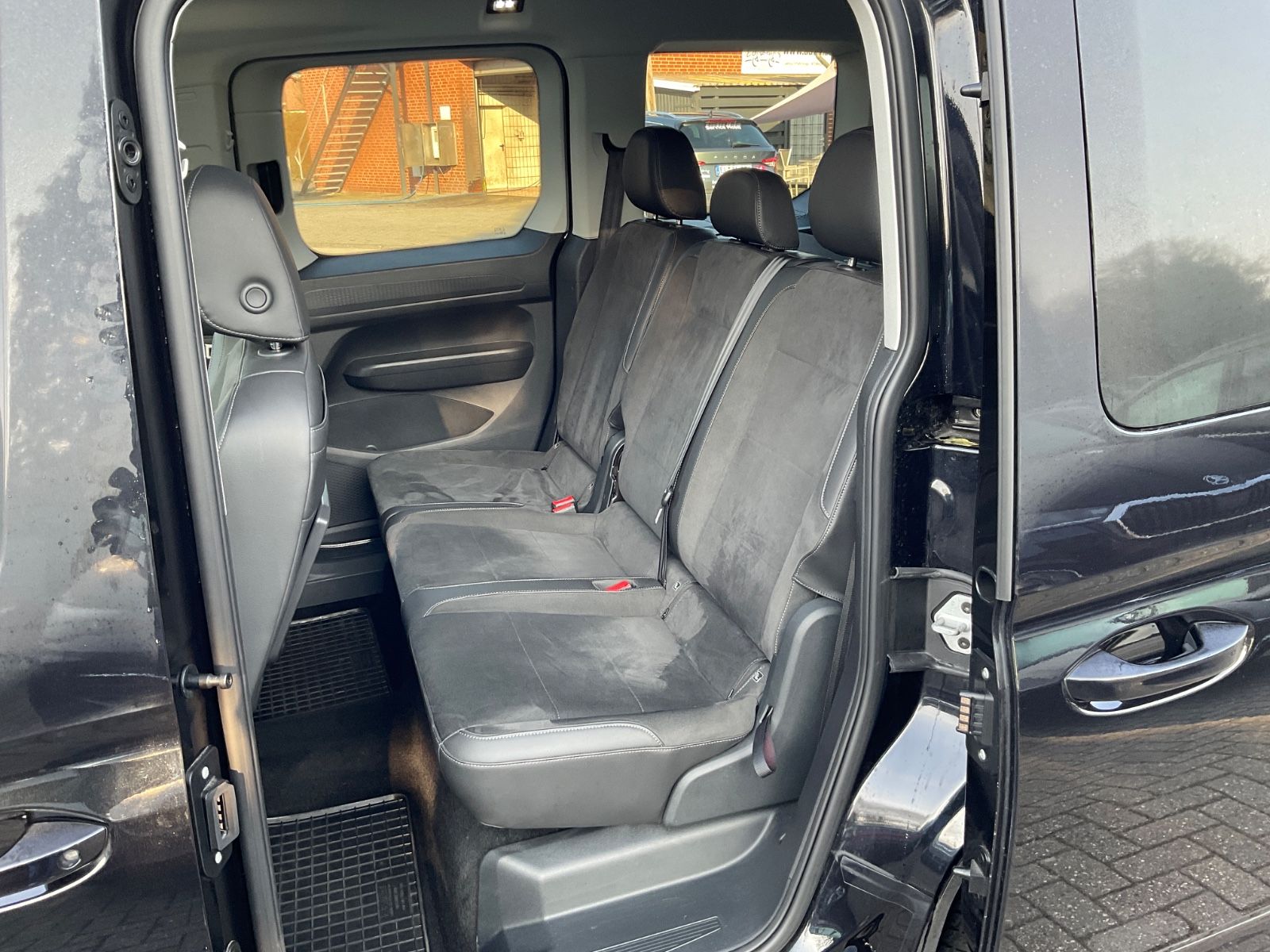 Fahrzeugabbildung Volkswagen Caddy 2,0TDI DSG Style,7Sitze,LED,Panorama,ACC