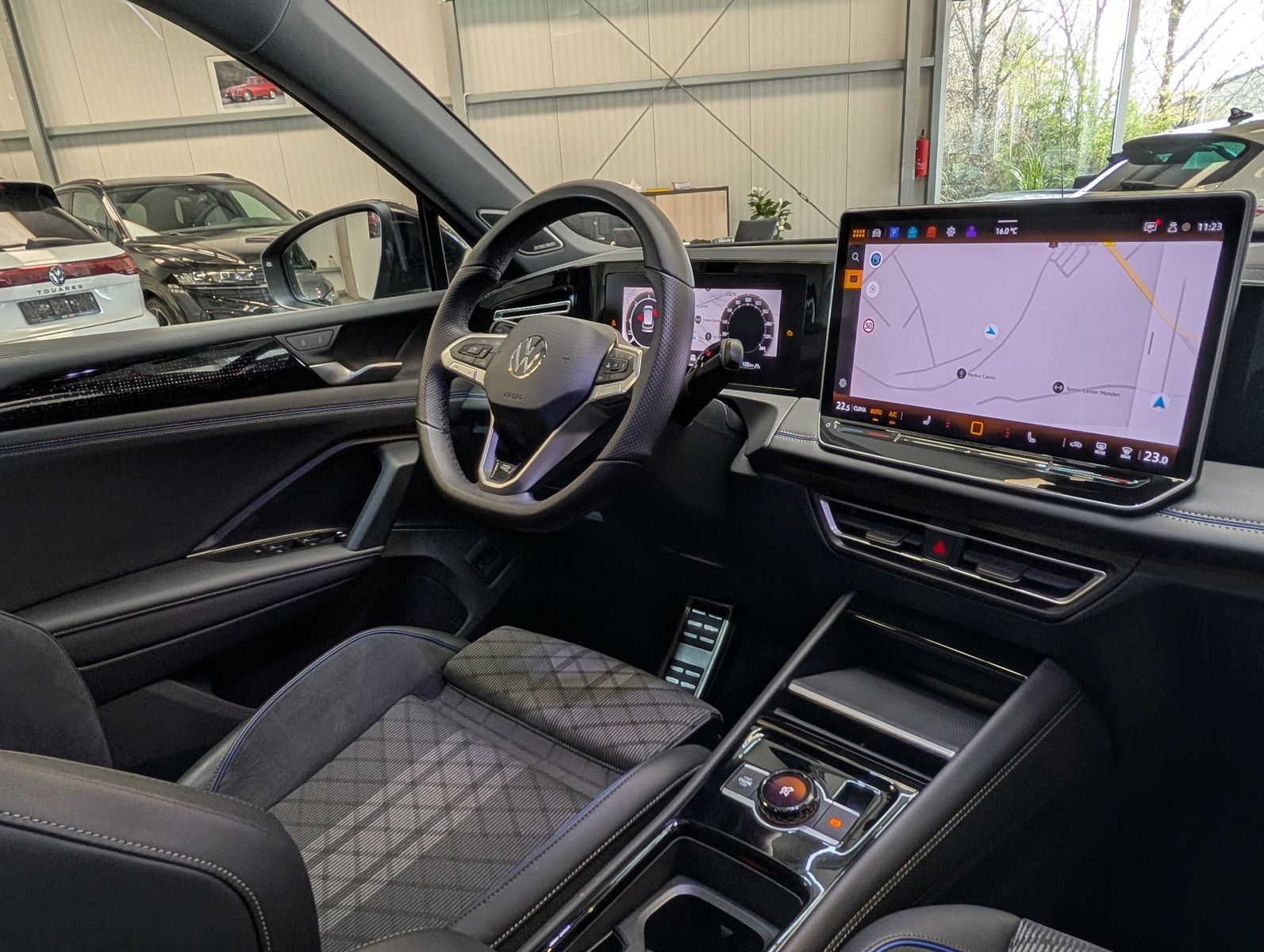 Photo du véhicule Volkswagen Tiguan 2.0TDI R-Line 4M Pano Black AHK Matrix 20