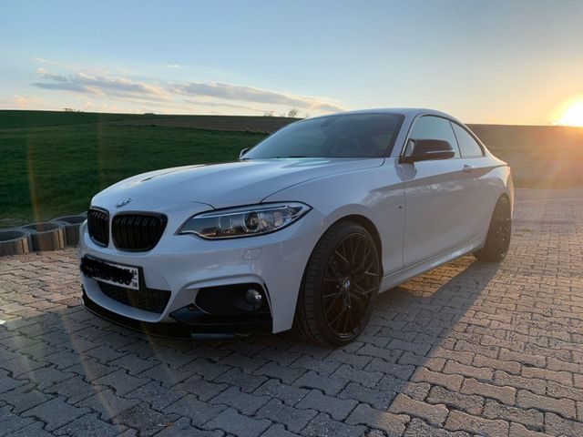 BMW BMW 220D Mineralweiß Metallic F22 M Paket