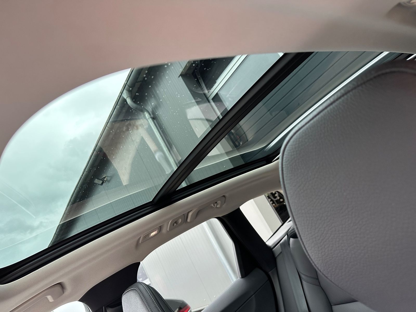 Fahrzeugabbildung Volvo XC60 B5 B AWD Ultimate Dark LED+PANO+AHK+STHZ