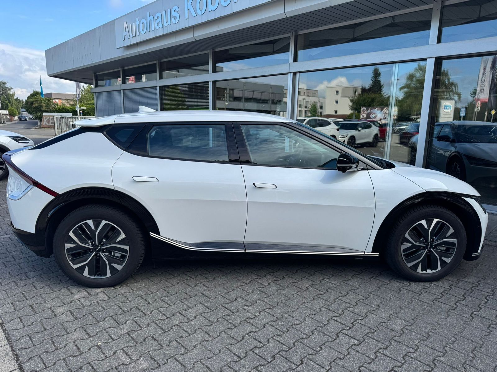 Fahrzeugabbildung Kia EV6 4WD NAVI+LED+SHZ+360°+DAB+ACC+19"+