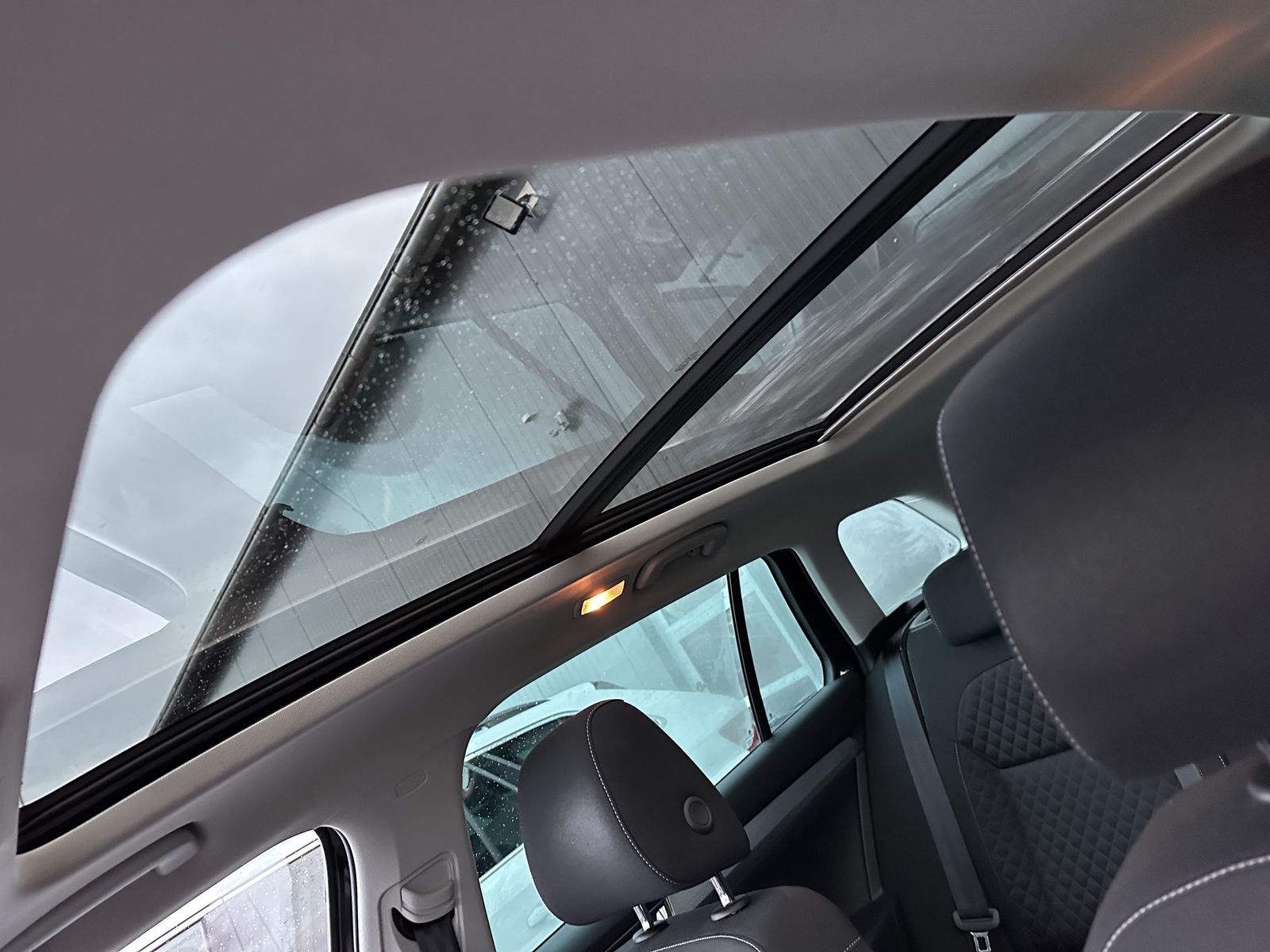 Fahrzeugabbildung SKODA Superb Combi iV 1.4 TSI NAV+LED+AHK+PANO+18ZO+PP