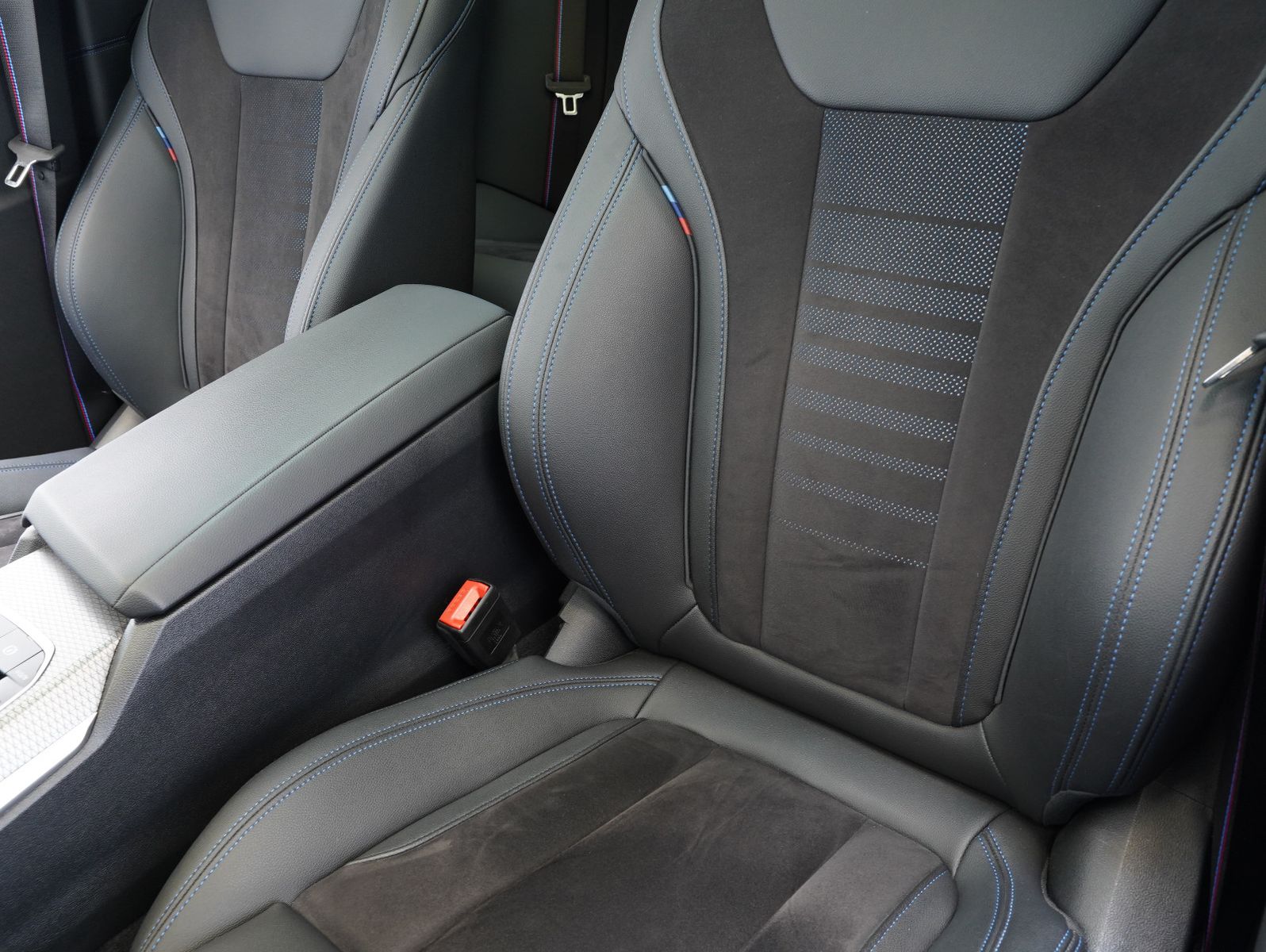 Fahrzeugabbildung BMW 320 i Touring M Sport SHADOW/WIDE/HEADUP/PANO
