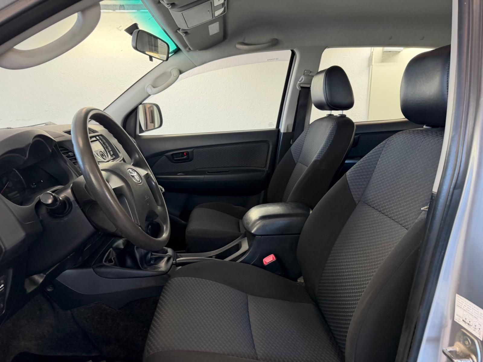 Toyota Hilux Double Cabine 2.5 D-4D | 144 ch | BVM | Feux diurnes LED | Vitres surteintées | Blocage de différentiel arrière
