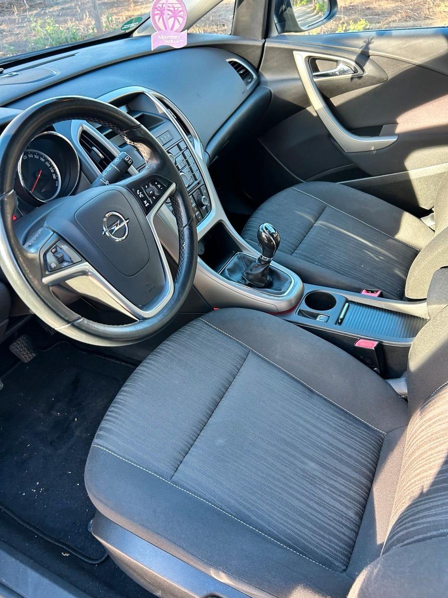 Opel Astra 2011 — салон
