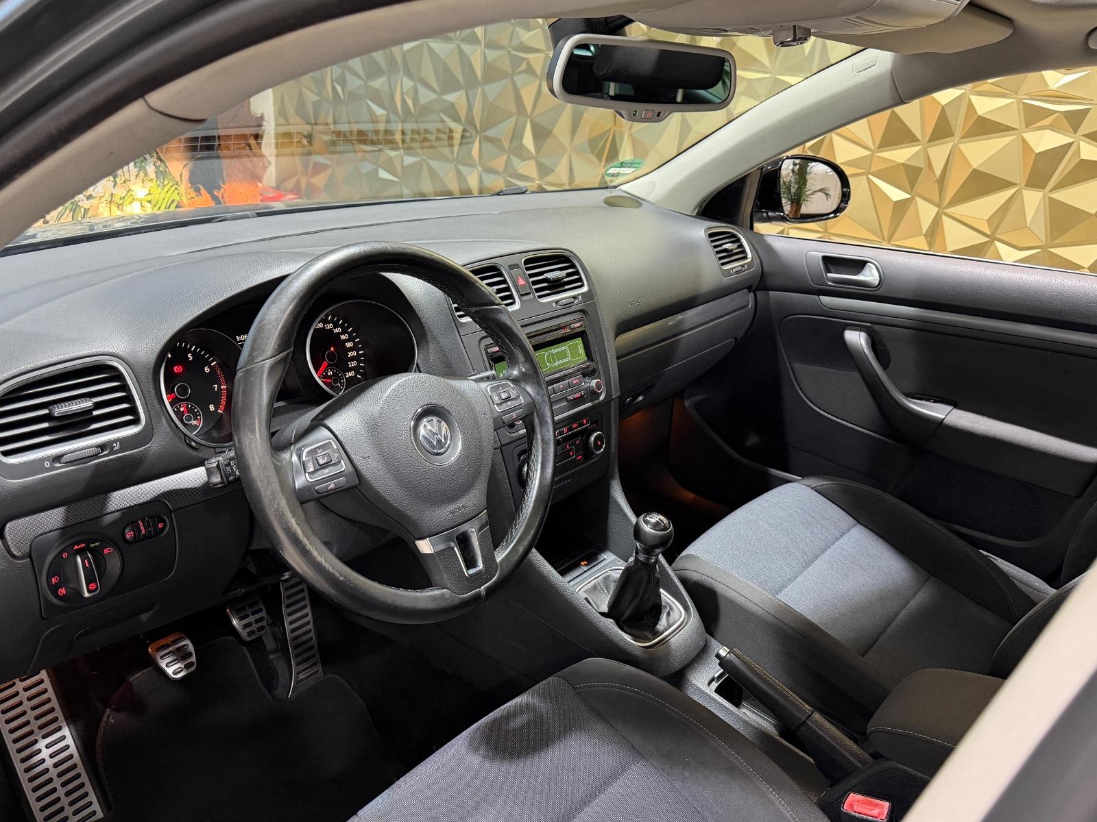 Volkswagen Golf 2011 — rear view