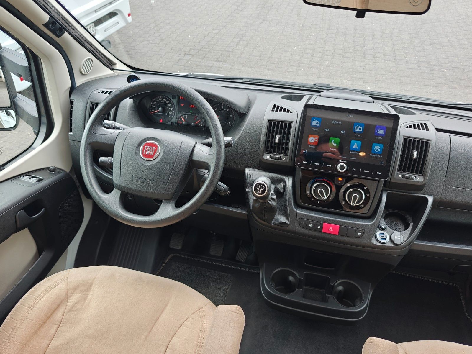Fahrzeugabbildung Carado T-334 - Hubbett, SAT, TV, Navi, Markise -