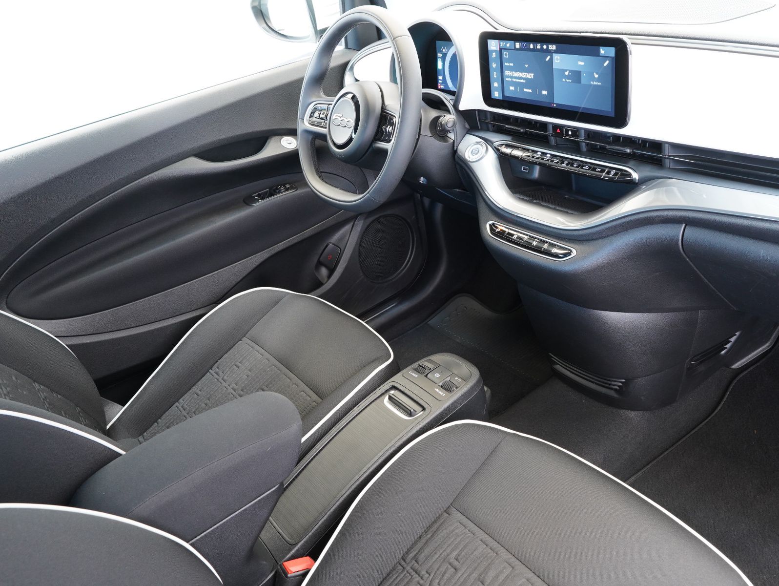 Fahrzeugabbildung Fiat 500e 87KW/42kWh/DC-LADEN/CARPLAY/DAB/SOH/KAMERA