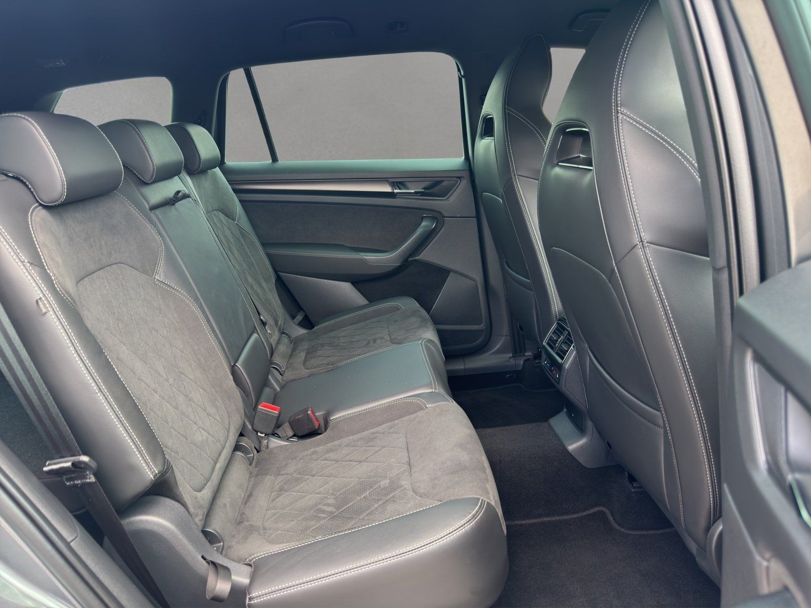Fahrzeugabbildung SKODA Kodiaq 2.0 TDI Sportline 4x4/ST-HZ/KAMERA/ACC/7S