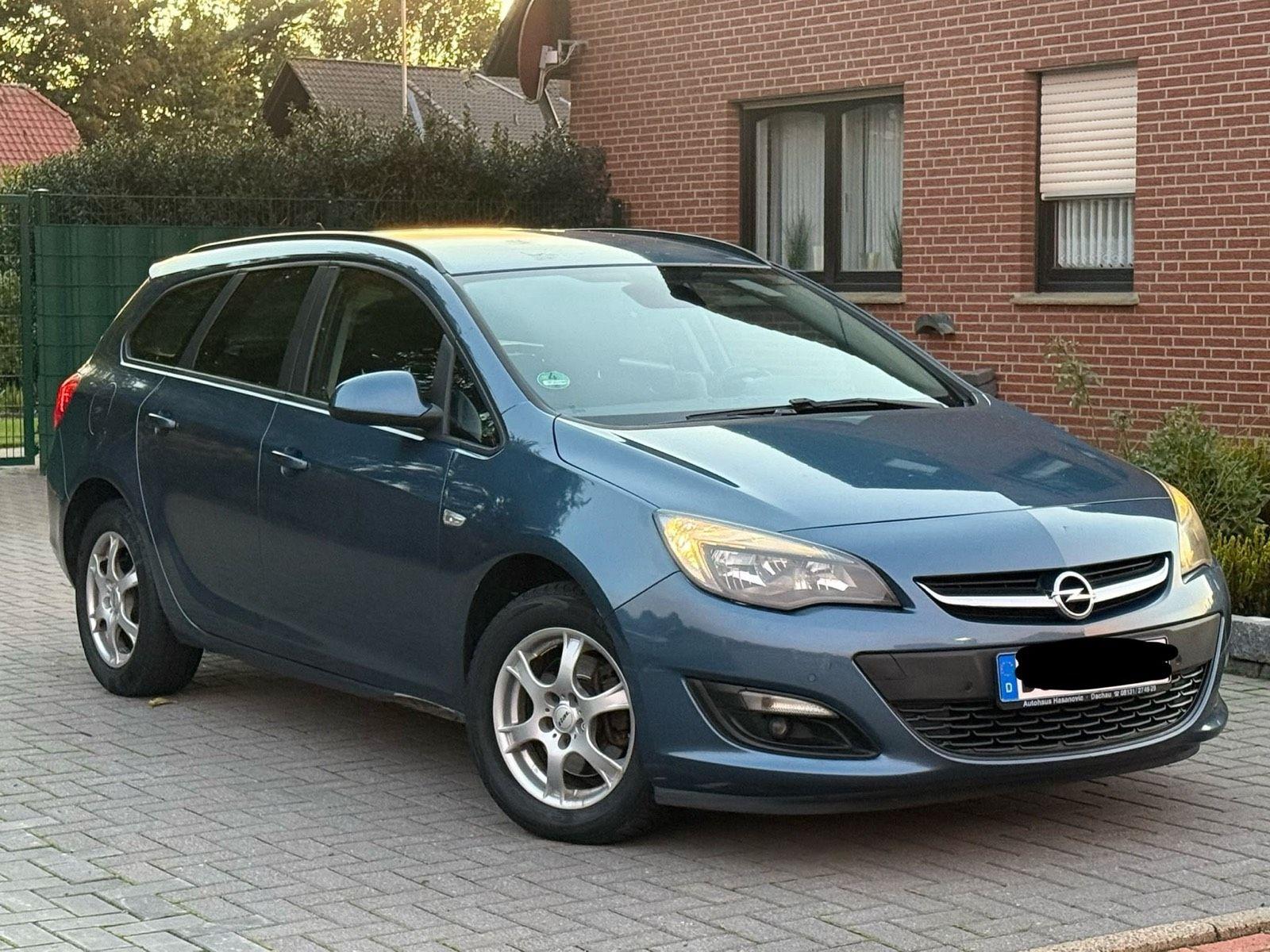 Opel Astra 2015 — rear view