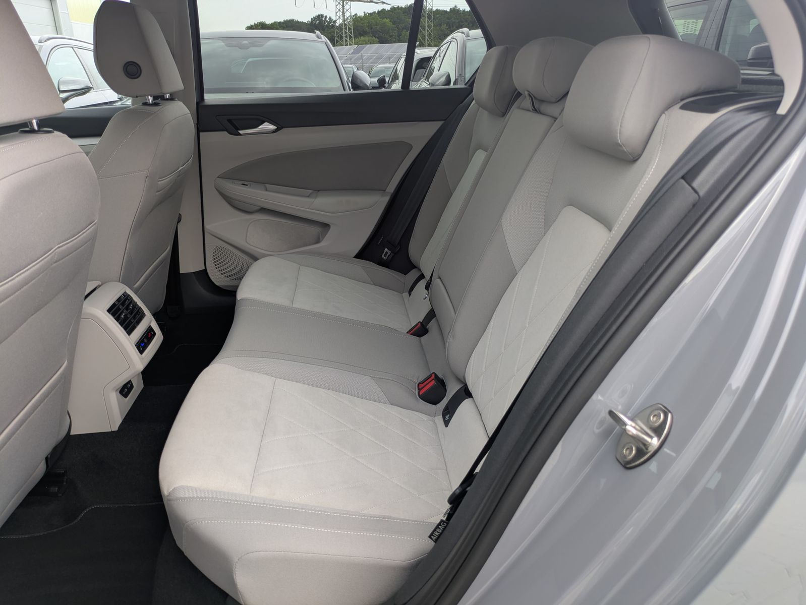 Fahrzeugabbildung Volkswagen Golf 2.0 TDI Life STHZ*LED*MASSAGE*MEMORY*APP