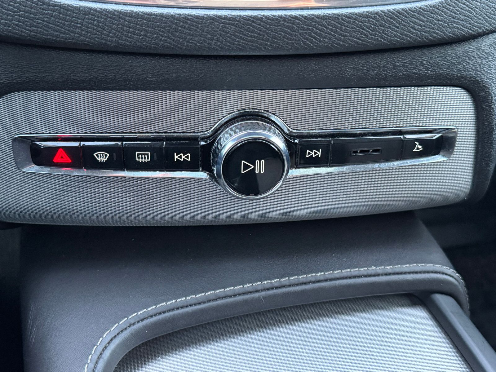 Fahrzeugabbildung Volvo XC90 INSCRIPTION AWD PANO HUD SITZKLIMA MEMORY