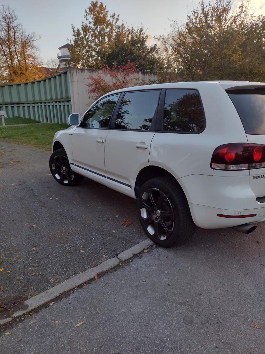 Volkswagen Touareg 2008 — rear view