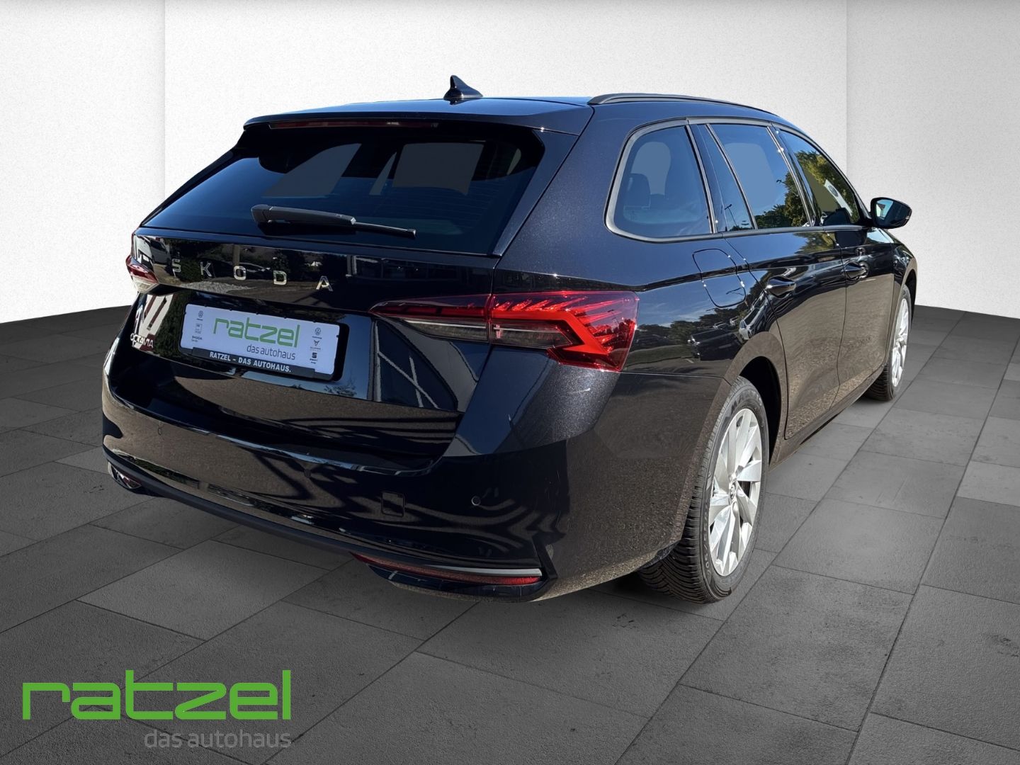 Fahrzeugabbildung SKODA Octavia Combi Selection 2.0 TDI HUD Navi Digital