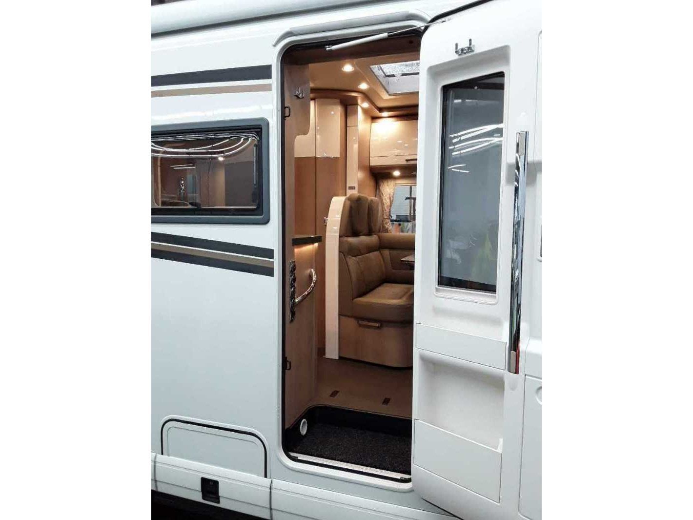 Fahrzeugabbildung Carthago c-tourer T143 LE Sprinter 417 DISTR 24"TV 3xBett