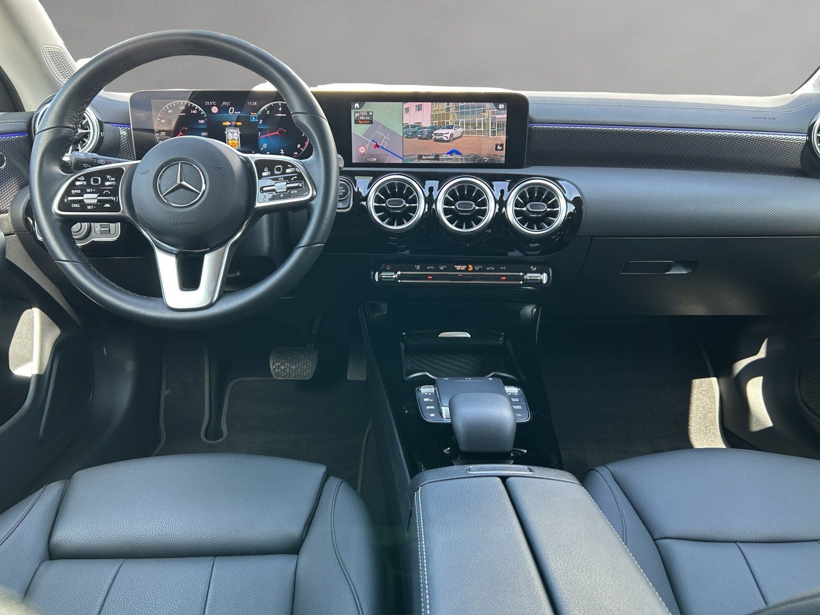 Fahrzeugabbildung Mercedes-Benz CLA180 SB Preog DISTRO HighEndMBUX Busin AHK LED