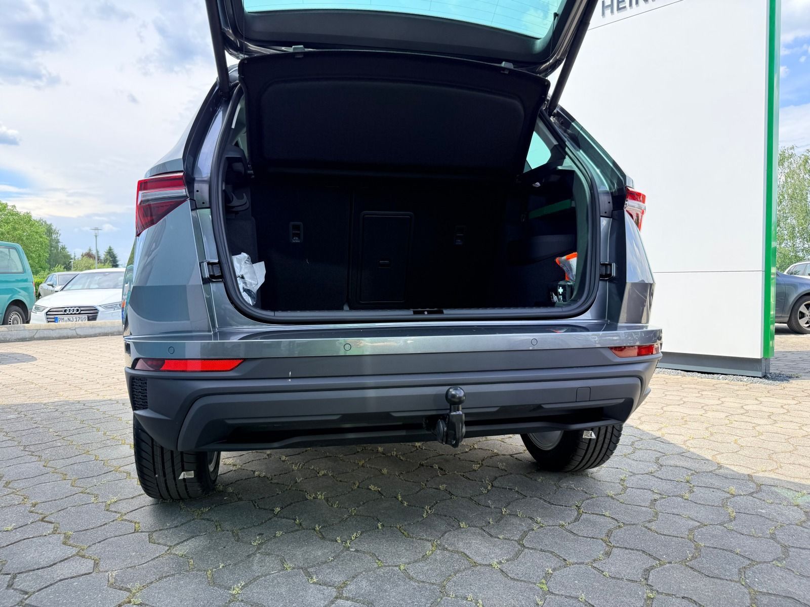 Fahrzeugabbildung SKODA Karoq Tour 1.5 TSI DSG*AHK*360°Cam*behFro*eHeck