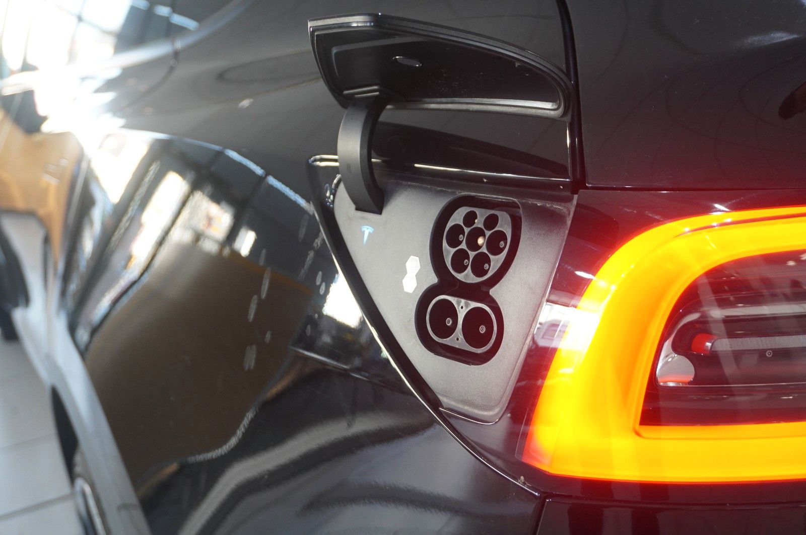 Fahrzeugabbildung Tesla Model Y PERFORMANCE DUAL-MOTOR NAVI/LED/DAB/AHK