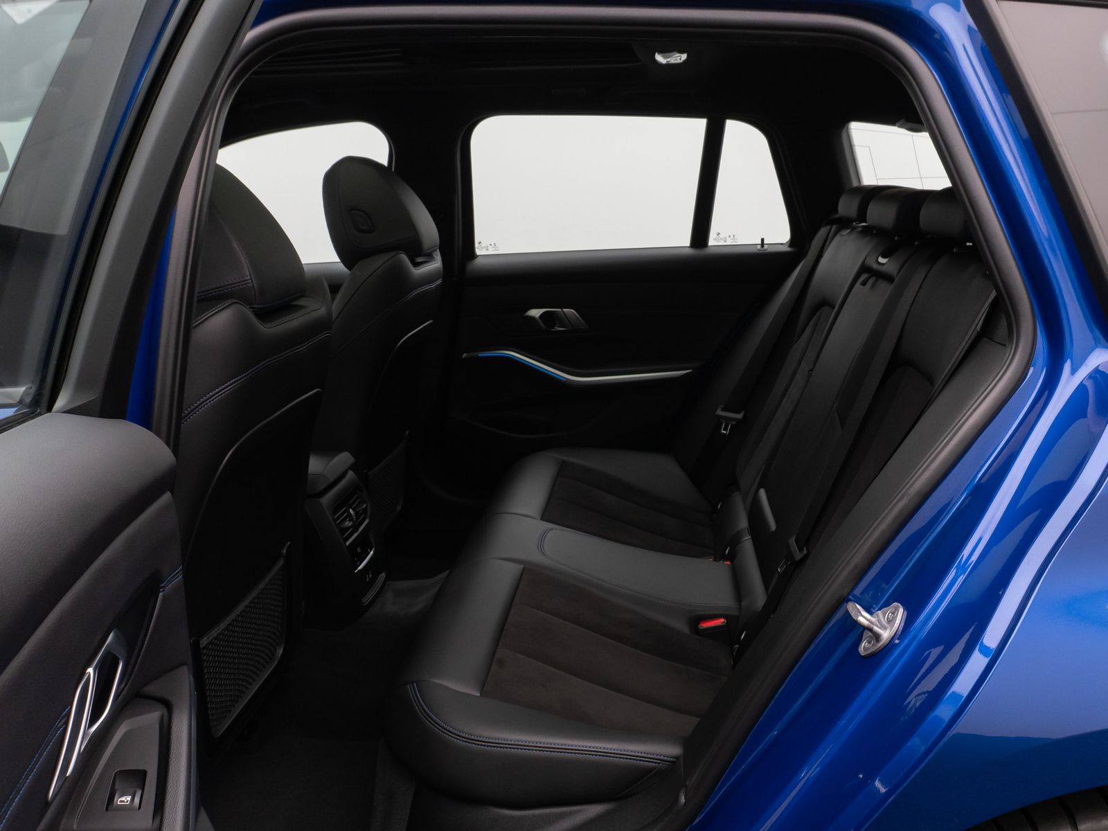 Fahrzeugabbildung BMW 330e  M Sport Panorama Laser Kamera HUD HiFi