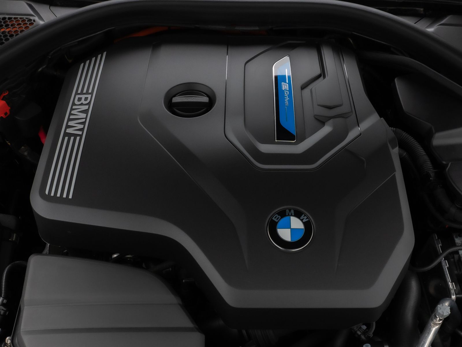 Fahrzeugabbildung BMW 320e Panoram Kamera HUD DAB HiFi Geschwindigkeit