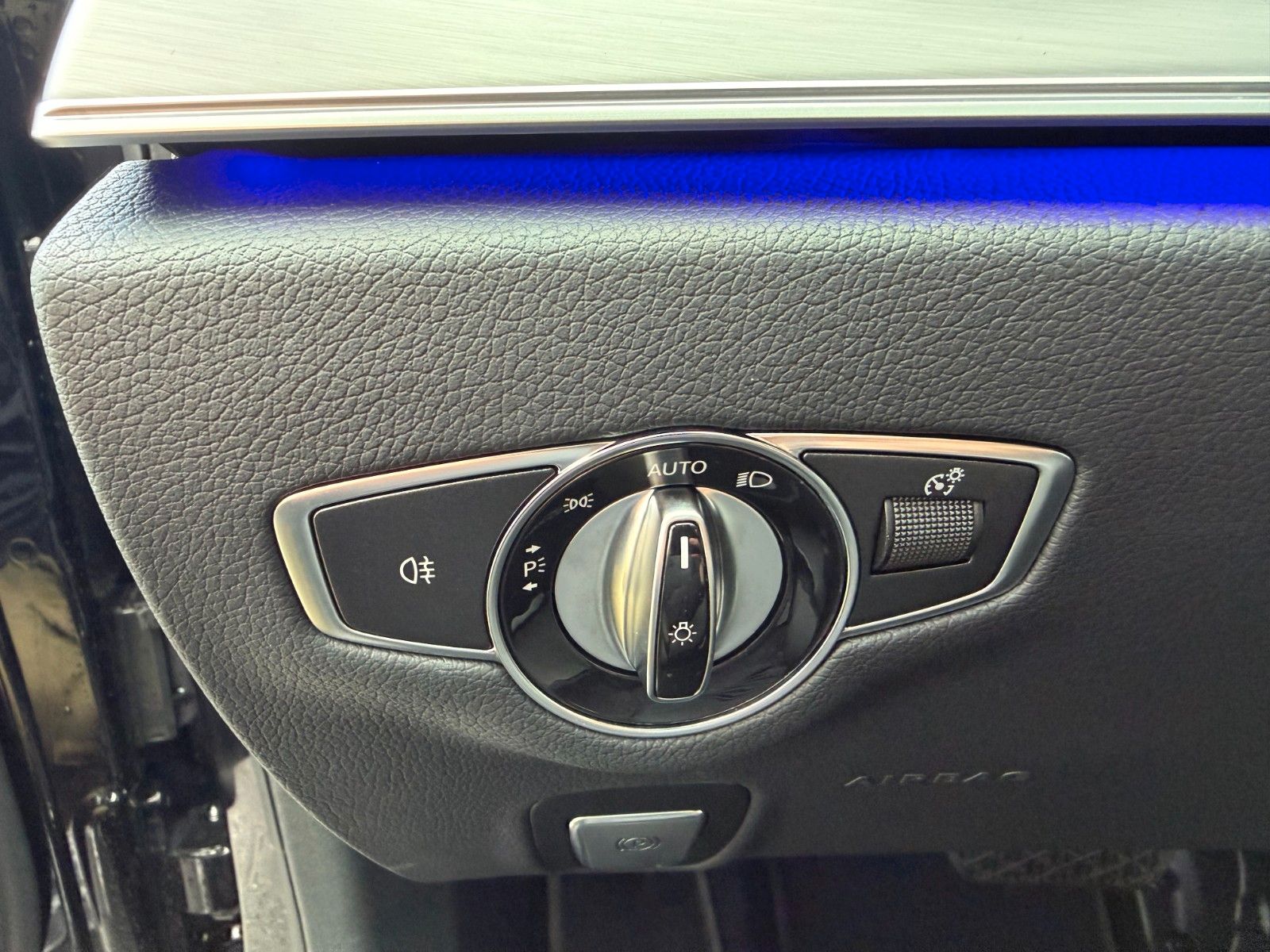Fahrzeugabbildung Mercedes-Benz E 200d T Avantgarde+Pano+Distr+AHK+360