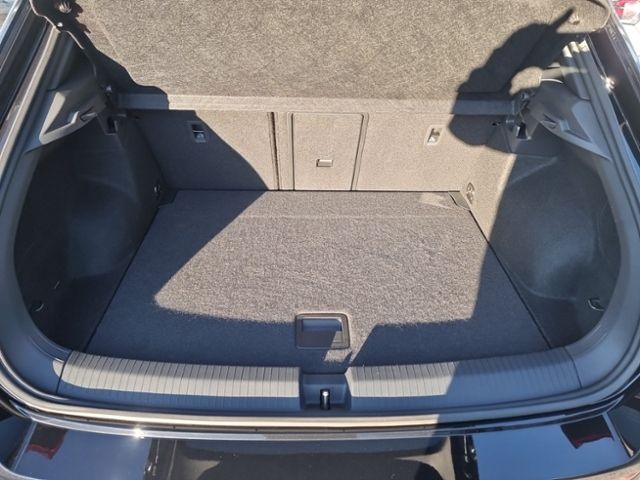 Fahrzeugabbildung Volkswagen T-Roc MOVE 1,5 TSI DSG NAVI AHK ACC DCP LED SHZ
