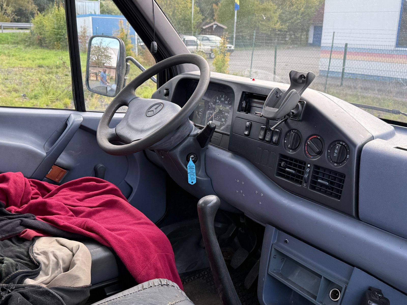Fahrzeugabbildung Mercedes-Benz Sprinter 412 D Abschleppwagen Klima 3-Sitzer