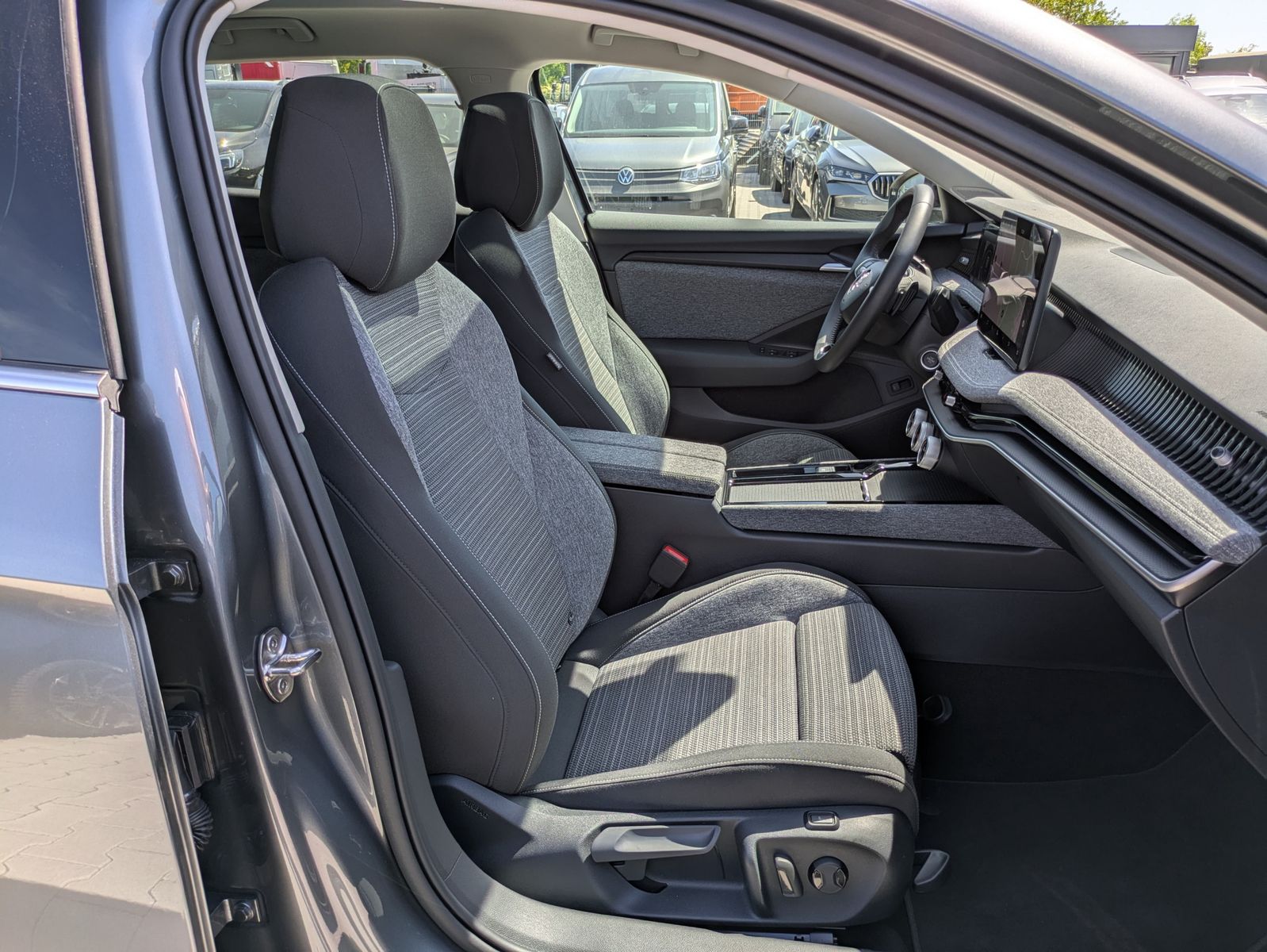 Fahrzeugabbildung SKODA Superb 2.0 TDI 4x4 Selection MATRIX*AHK*PANO*19"
