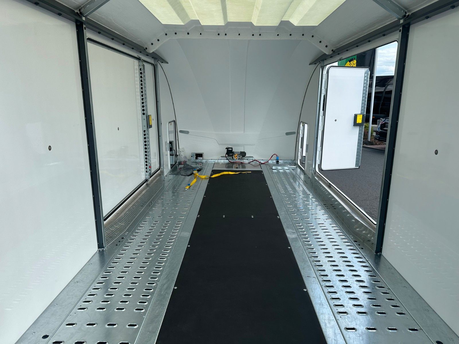 Fahrzeugabbildung Brian James Race Sport / Länge: 5,03 m / 3.000 kg