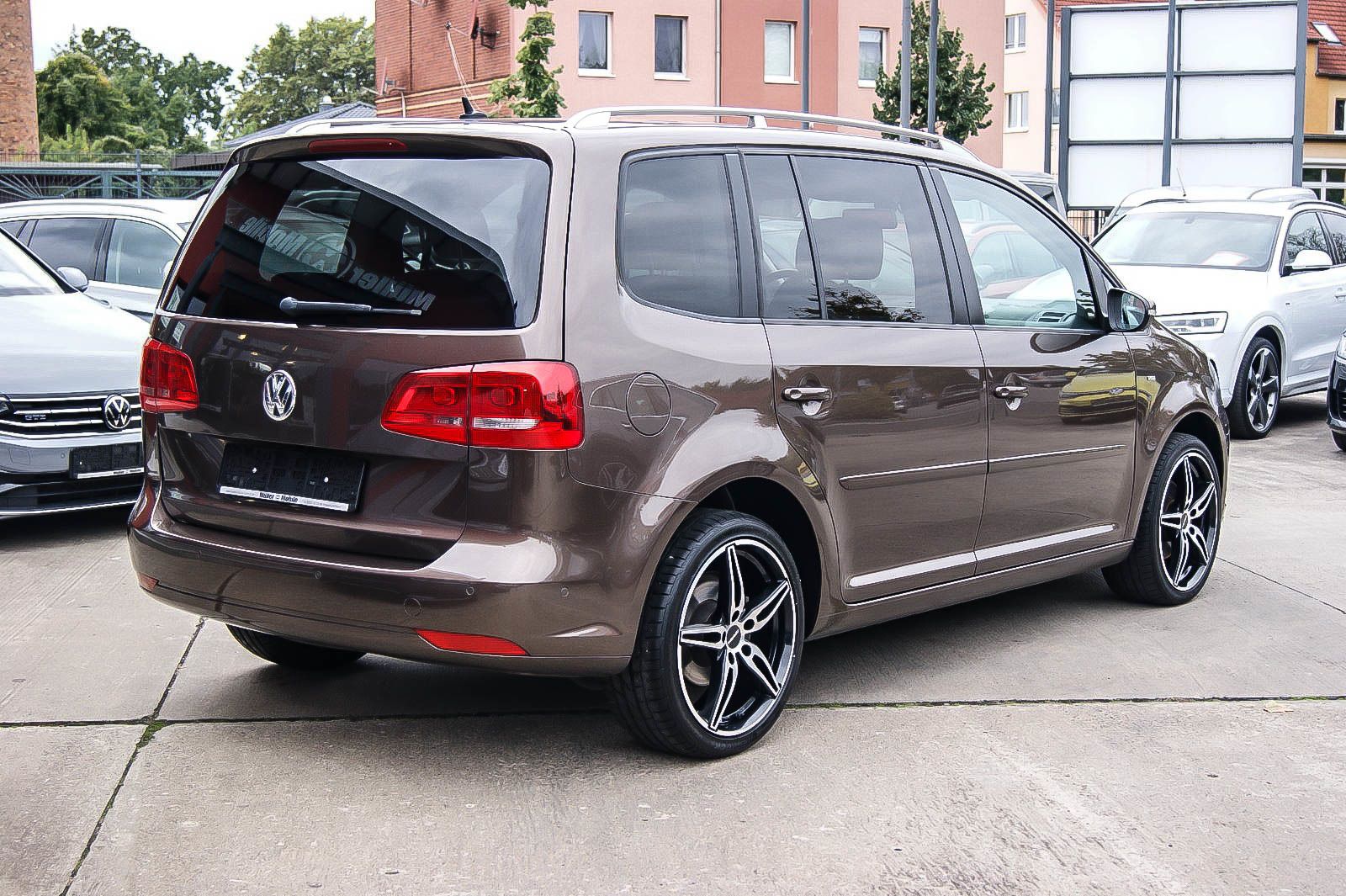 Fahrzeugabbildung Volkswagen Touran 16TDI Cup BI-XENON 7-SITZE SITZG PARKLENK