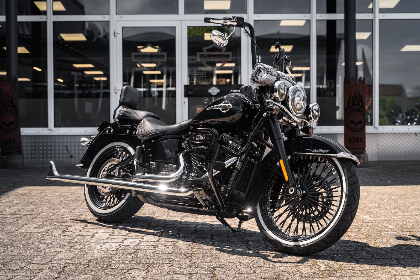 Fahrzeugabbildung Harley-Davidson FLHC Heritage - Chicano Umbau - Motorumbau -
