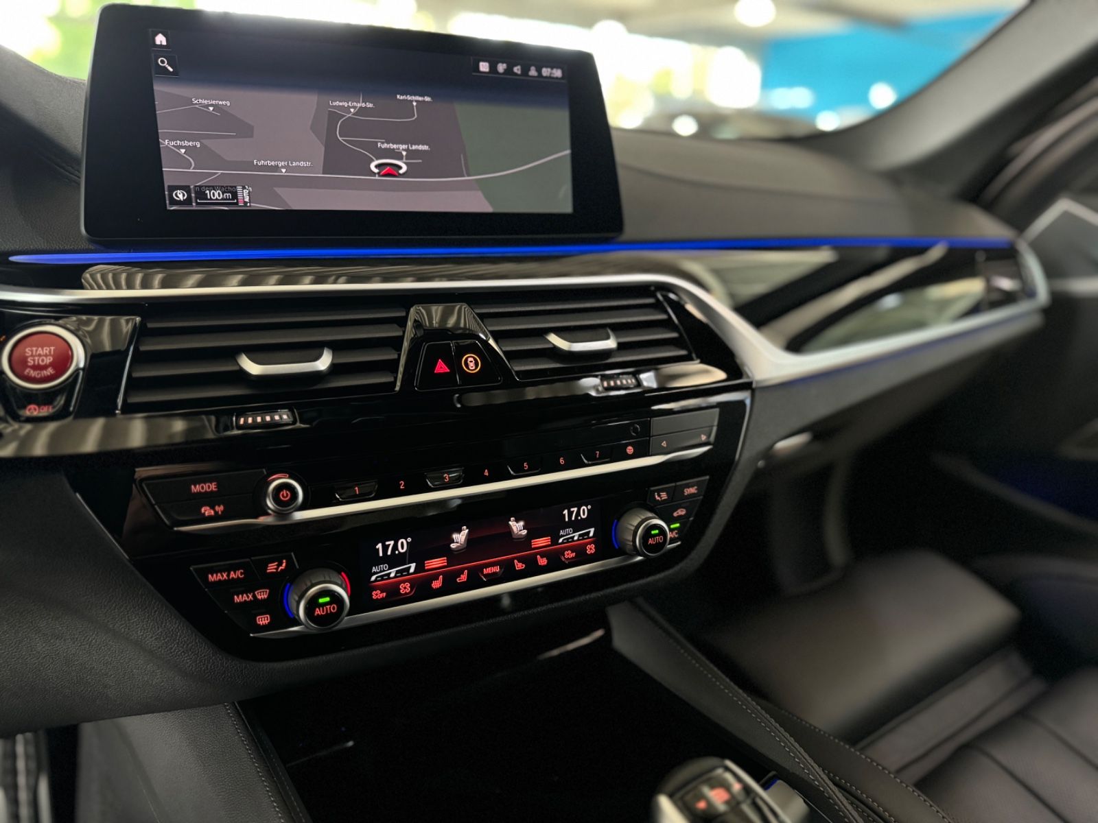 Fahrzeugabbildung BMW M5 xD Kamera H/K HUD DAB SoftCl DisplayKey ACC