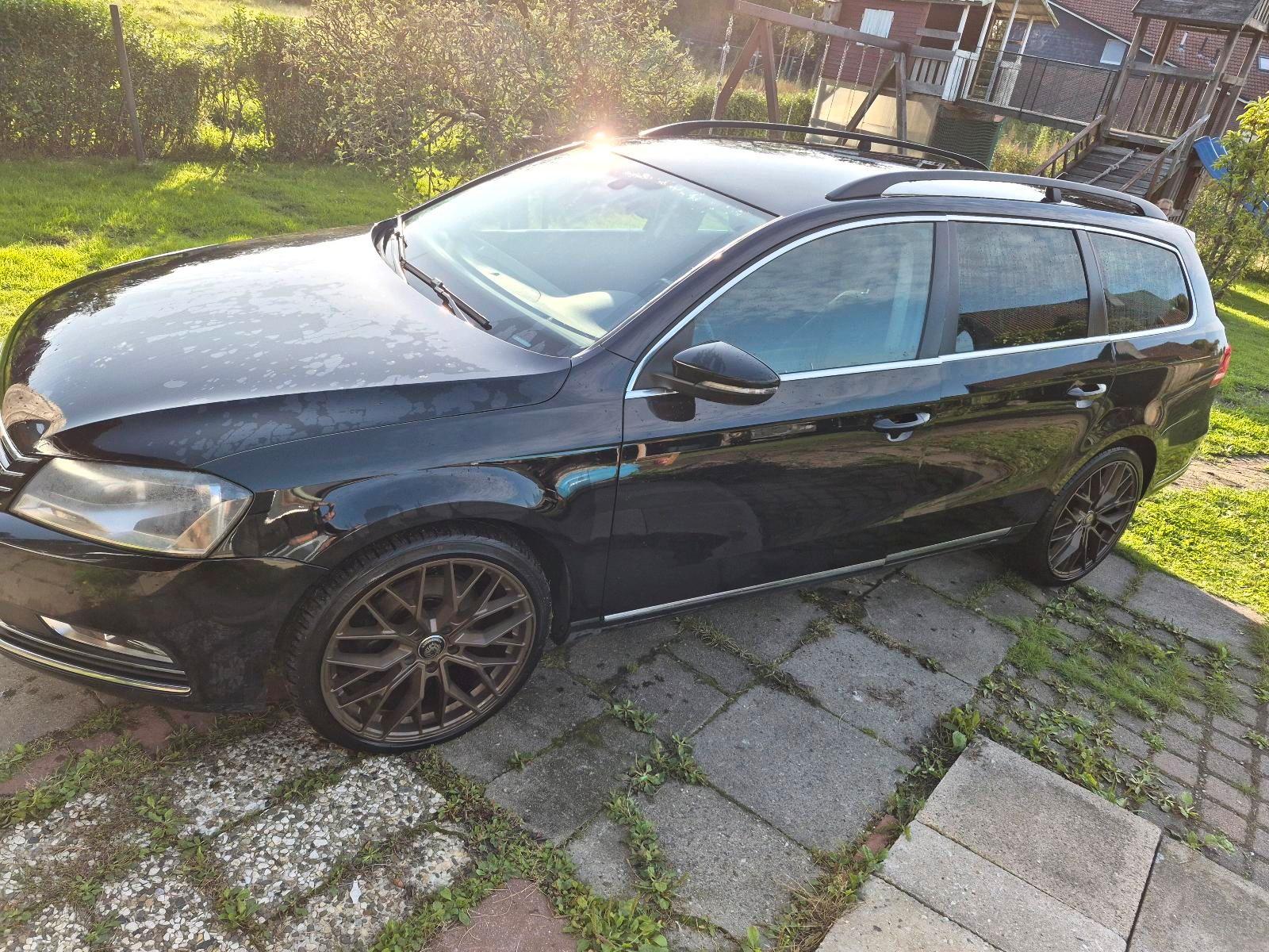 Volkswagen Passat 2012 — rear view
