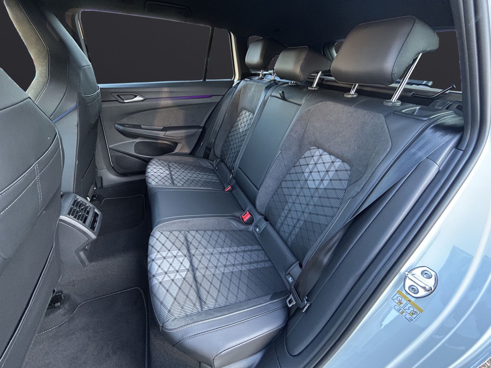 Fahrzeugabbildung Volkswagen Golf VIII Variant R-Line eTSI DSG LED+ ACC AHK S