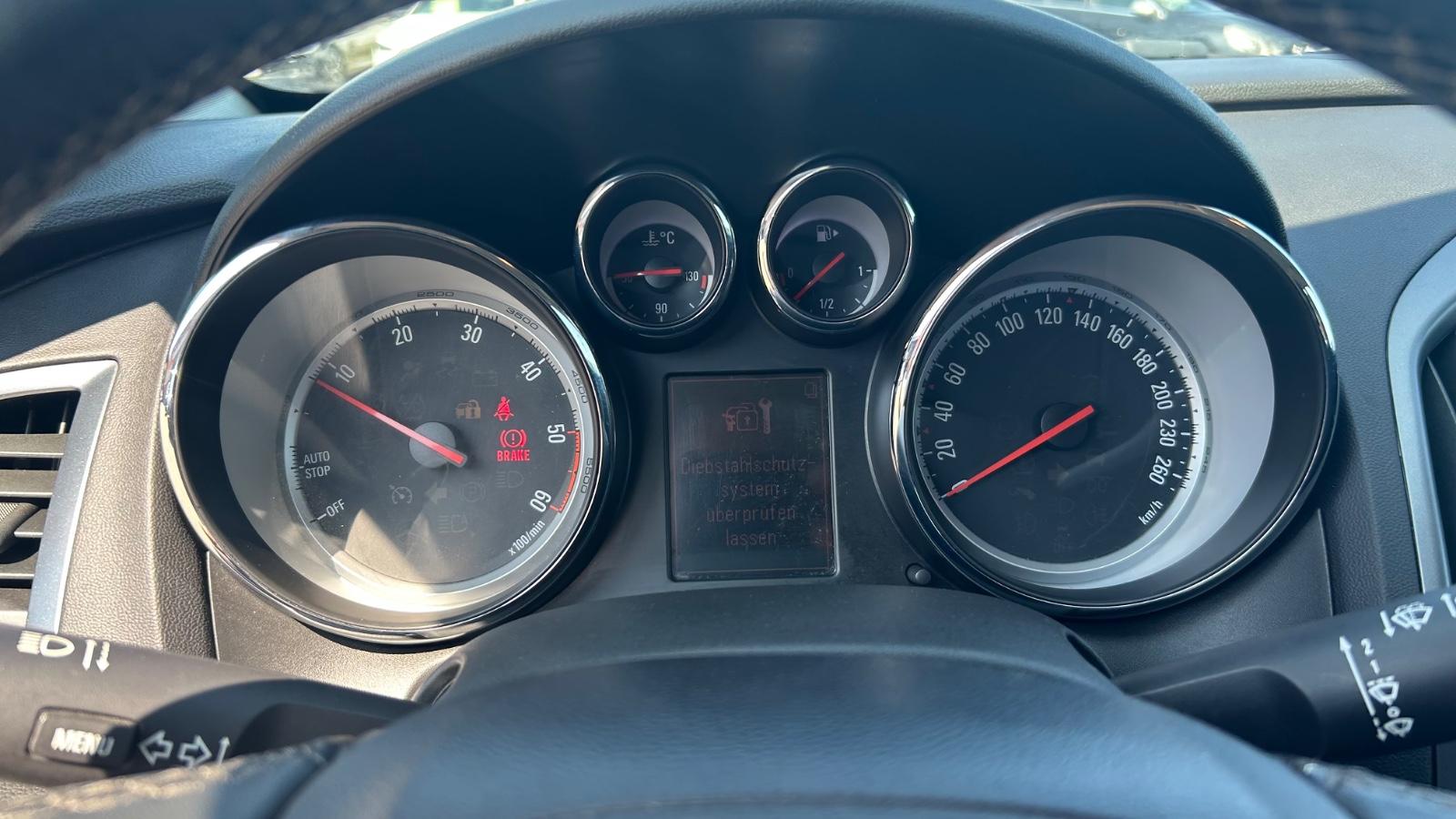 Opel Astra 2012 — photo 10