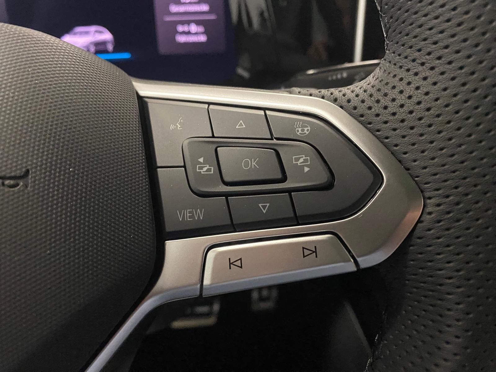 Fahrzeugabbildung Volkswagen Variant 2.0 TDI DSG R-Line BLACKSTY+MATRIX+5JGAR