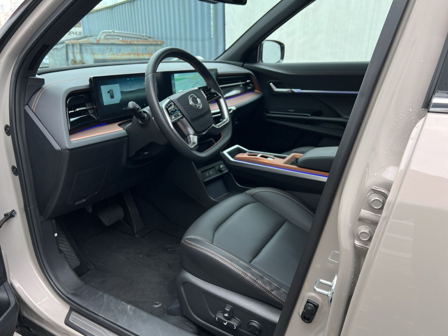 Fahrzeugabbildung KGM Torres EVX 207 PS Titanium A T 2WD Leder met.