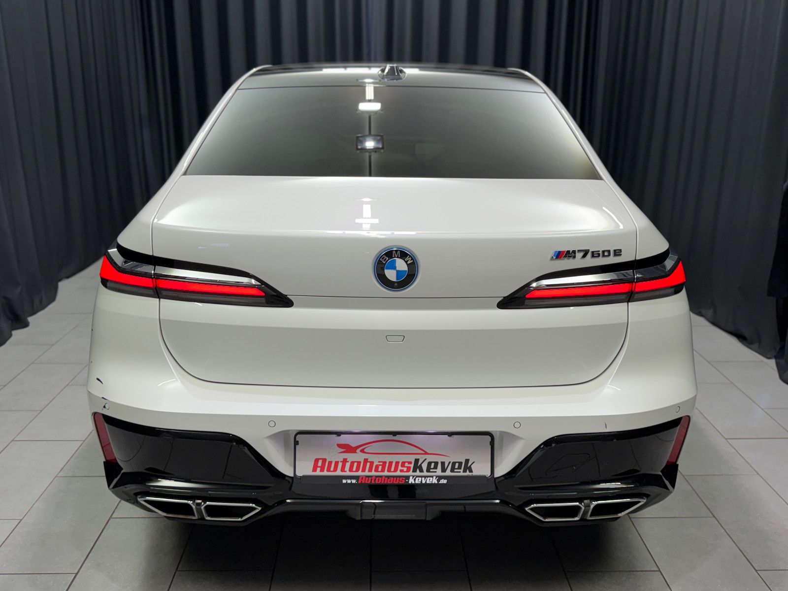 Fahrzeugabbildung BMW M760 e xDrive M-SPORT|TV|B&W|SKY-LOUNGE|MEGAVOLL