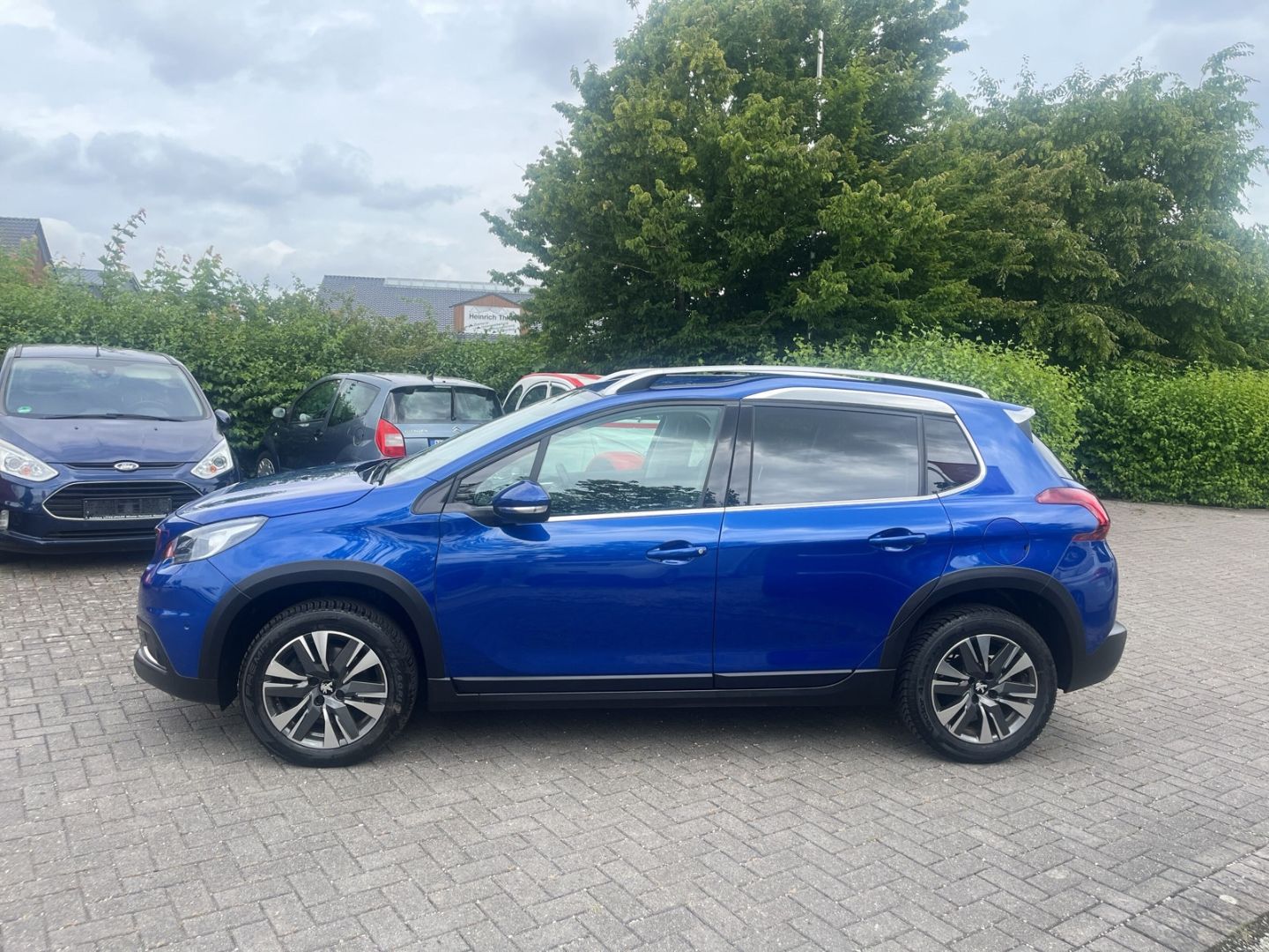 Fahrzeugabbildung Peugeot 2008 Puretech 110 S&S Allure Panorama Navi SHZ