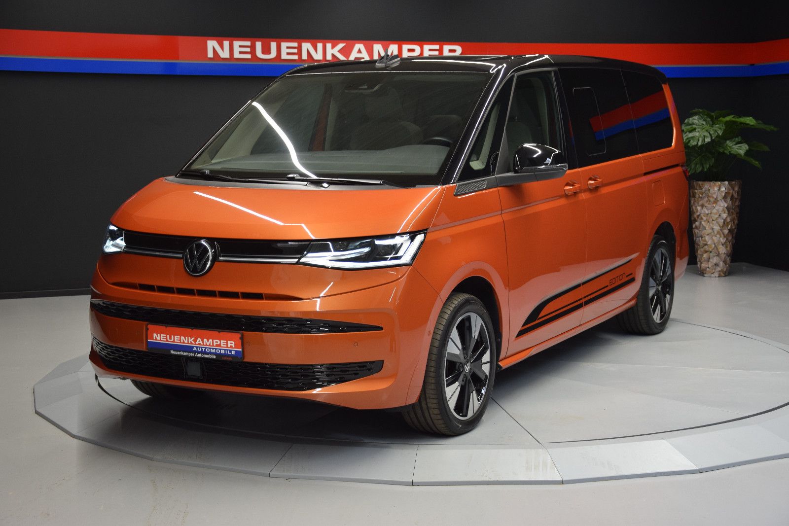 Fahrzeugabbildung Volkswagen T7 Multivan Edition lang Pano ACC vis-a-vis AHK