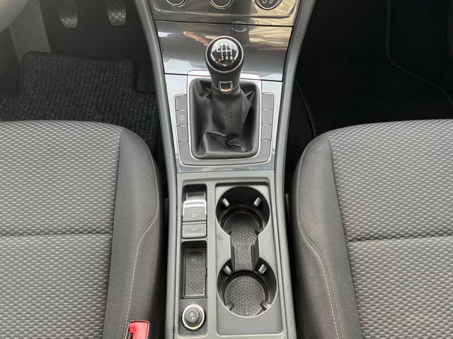 Fahrzeugabbildung Volkswagen Golf VII Variant >Navi/Klima/VW Connect<