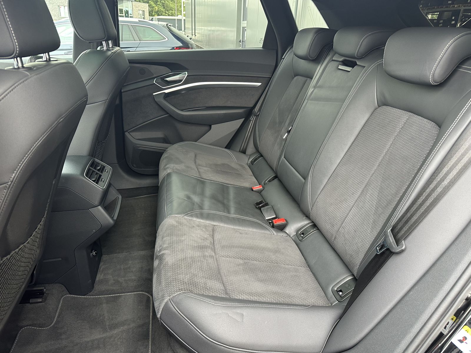 Fahrzeugabbildung Audi e-tron 55 S-Line NAV+LED+PANO+AHK+LUFTFEDERUNG