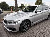 BMW 530d xDrive Touring A - - silberne BMW 530