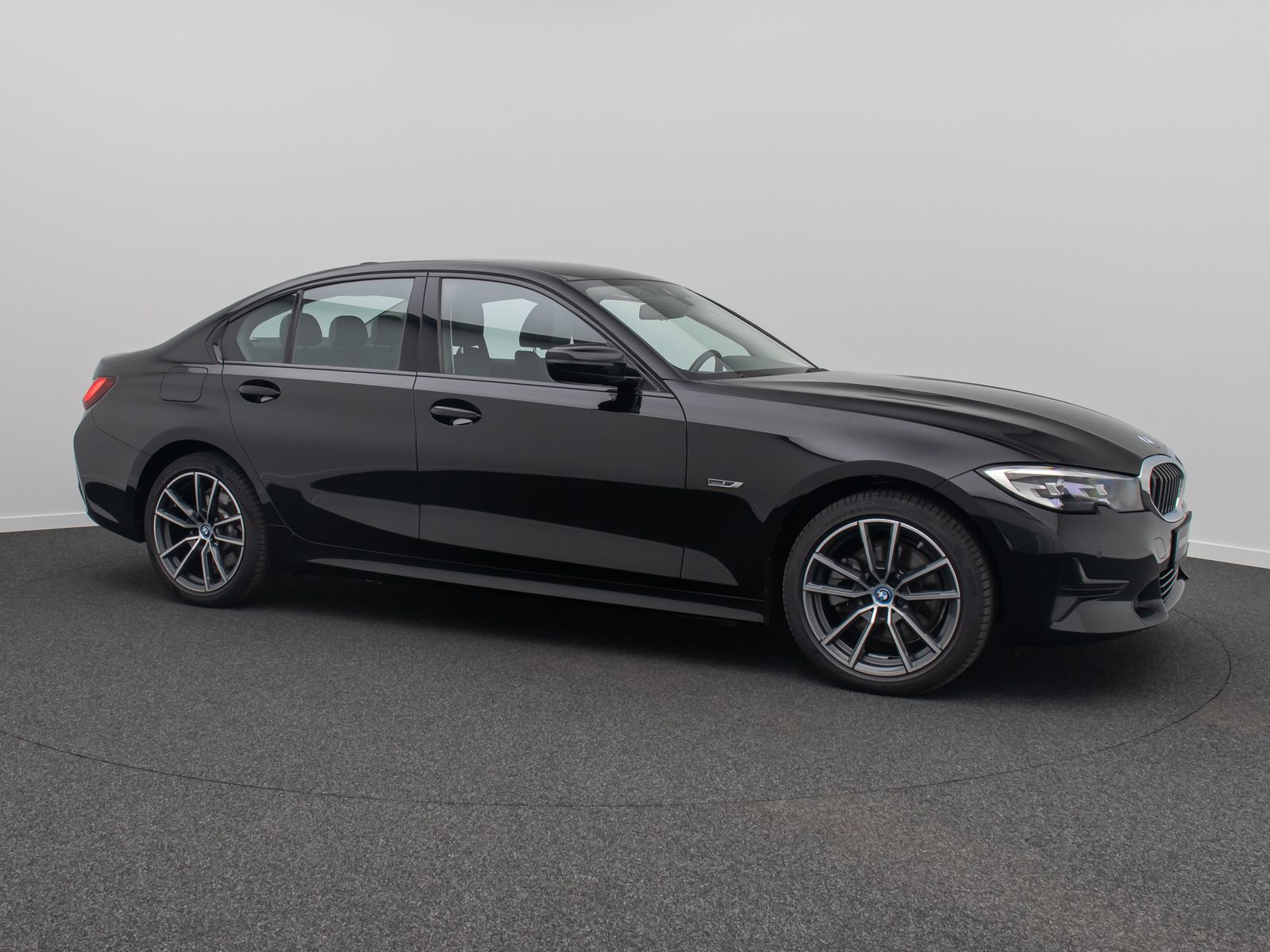 Fahrzeugabbildung BMW 320e Sport Line Alarm DAB PDC GeschwindigReg 18"