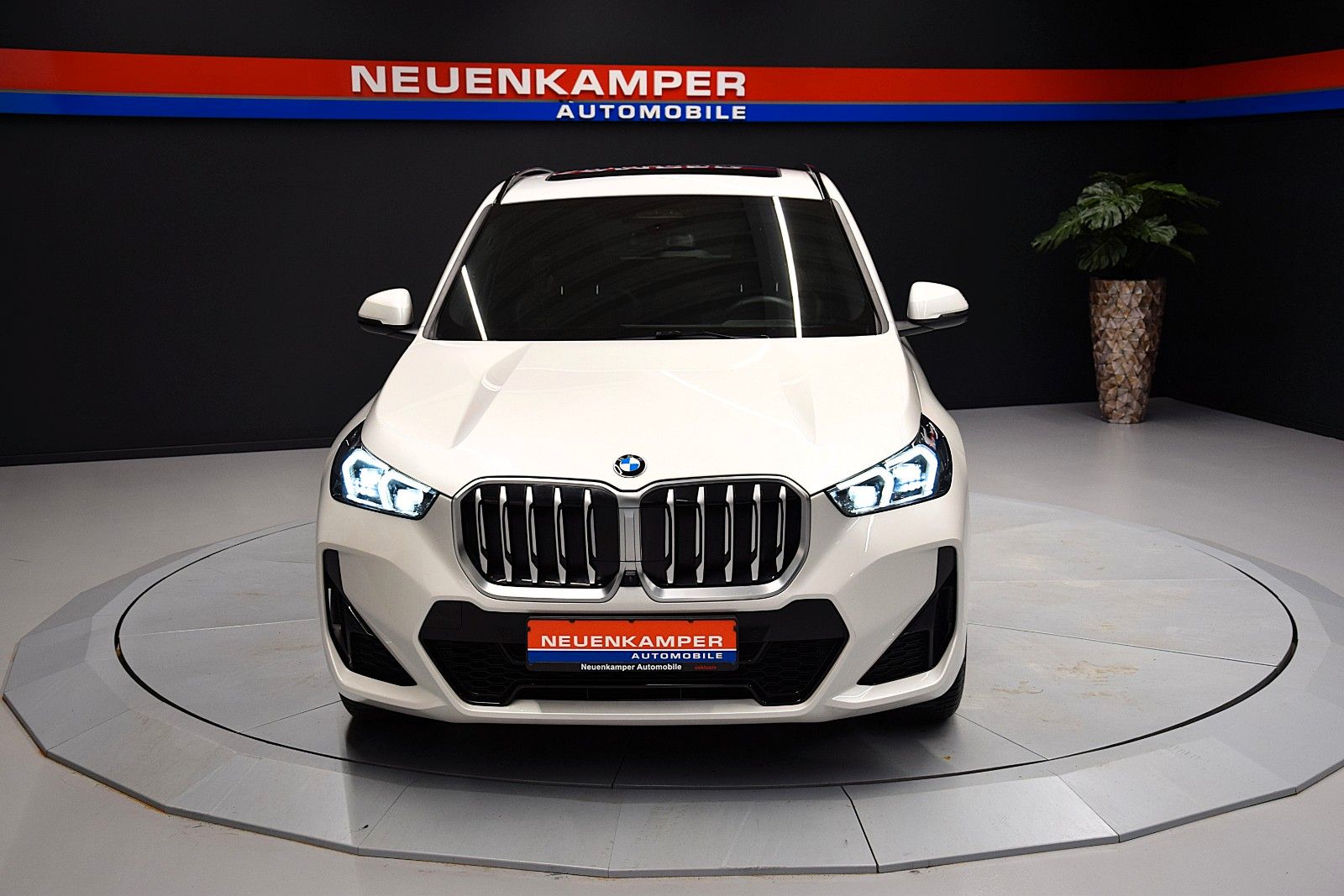 Fahrzeugabbildung BMW X1 sDrive 20 i M Sport Pano ACC HuD Memory H&k