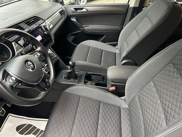 Fahrzeugabbildung Volkswagen Touran 1.6 TDI 7 Sitze+Navi+SHZ+BT+PDC+LM+